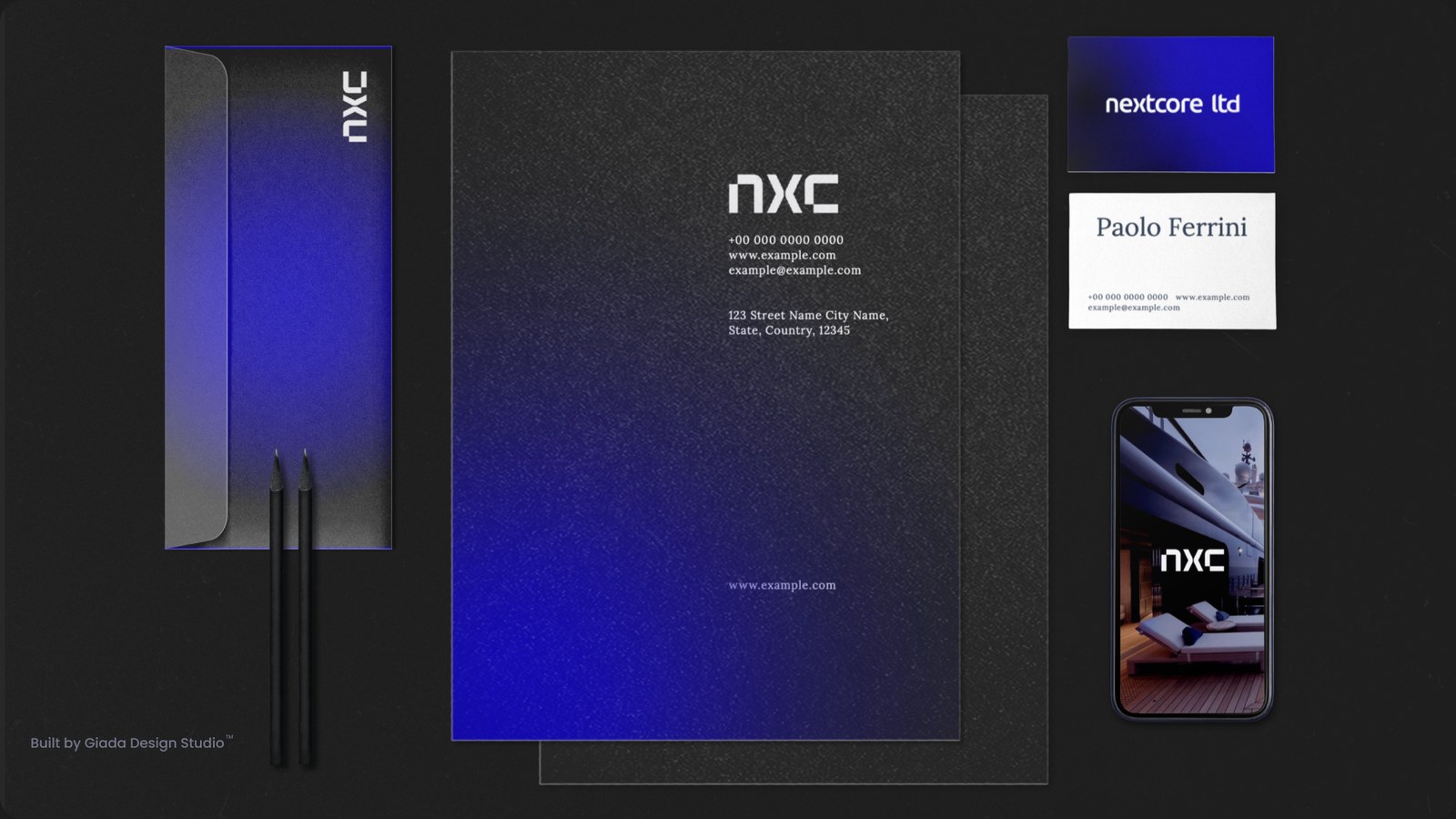 Cancelleria NextCore su fondo nero: busta, carta intestata, biglietti da visita e smartphone con il logo nxc e sfumature blu elettrico